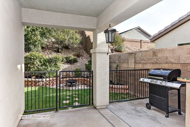 Building Photo - 2605 E Hilltop Ledge Dr