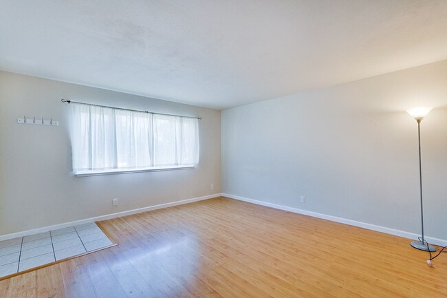 Building Photo - Conveniently located 2BR/1.5BA townhome style duplex unit in Sunnyvale