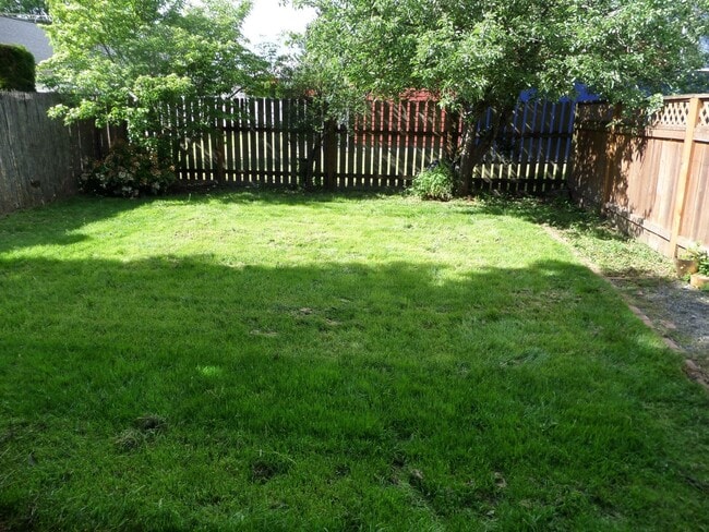 Building Photo - Super Cute 3 Bedroom Duplex with Fenced Ba...