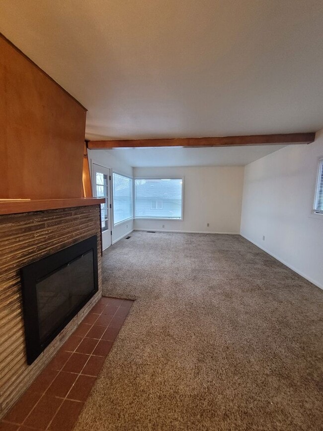 Building Photo - FREE DECEMBER RENT - New Interior Paint/ 1637 Sq Ft