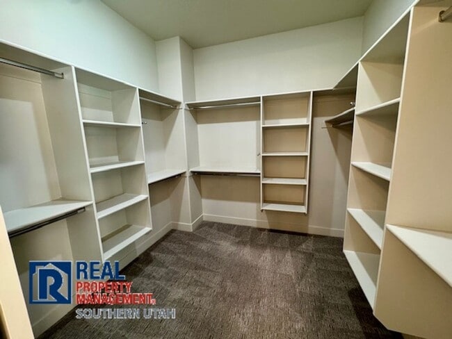 Building Photo - 4 Bedroom home on elevated Bloomington lot...
