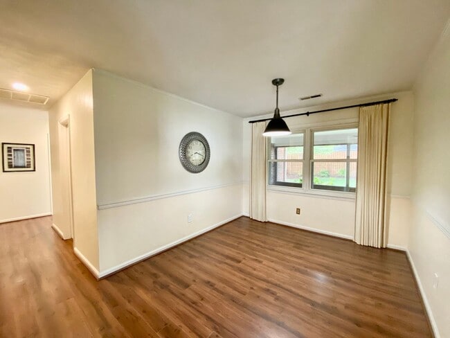 Building Photo - Charming Ranch-Style Home With Garage Avai...