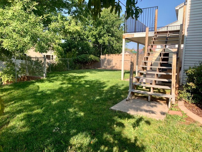 Building Photo - Large Home with Fully Fenced Yard
