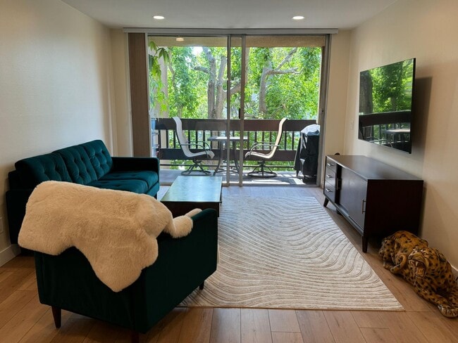 Building Photo - Move in ready Condo!