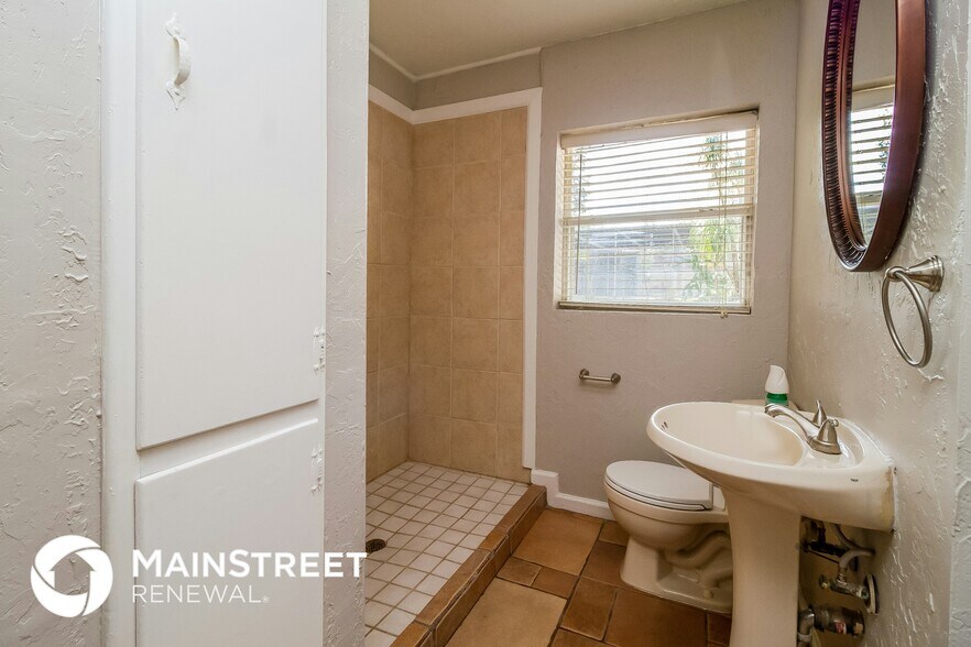 Building Photo - 1197 W Lakeview Cir