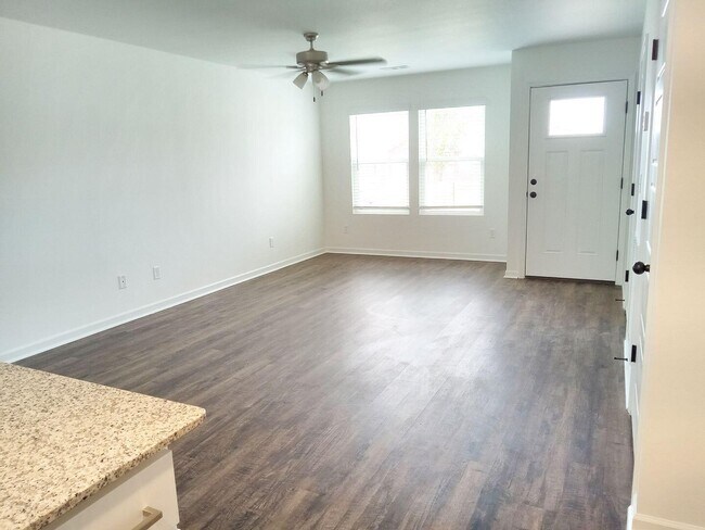 Building Photo - 712 Short Leaf