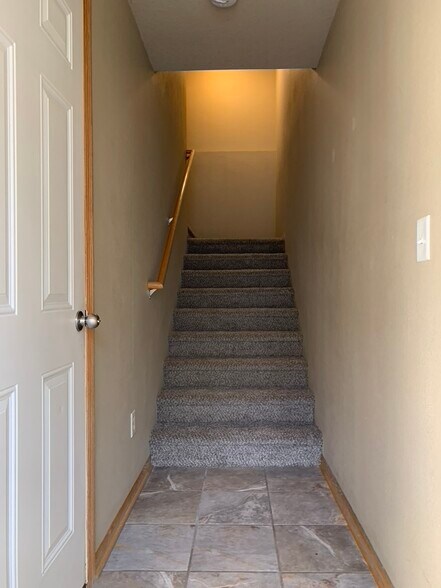 Entryway - 387 NE Kingwood