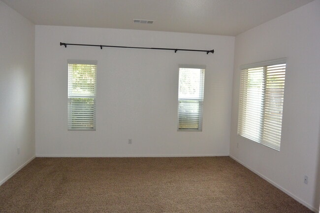 Building Photo - Beautiful 4 bedroom, 2 bath house in South...