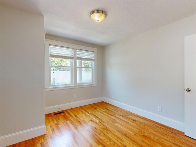 Building Photo - 25 Charlotte Rd