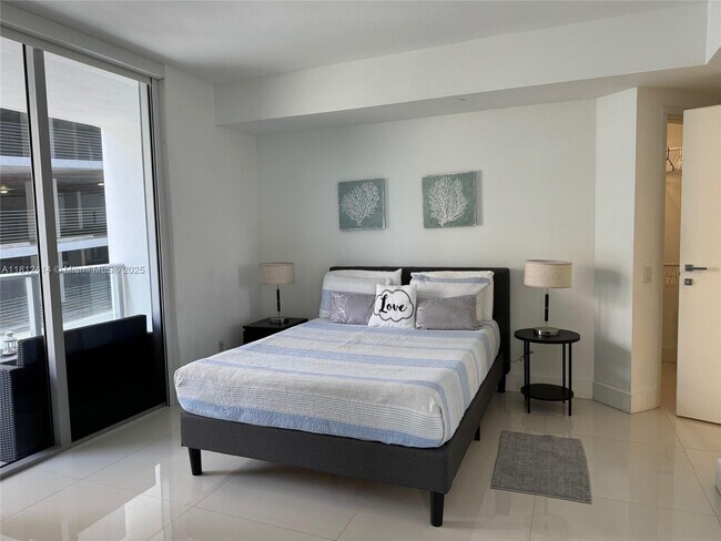 Building Photo - 1300 Brickell Bay Dr