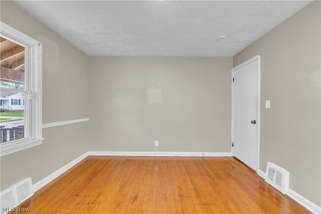 Building Photo - 15901 Edgewood Ave
