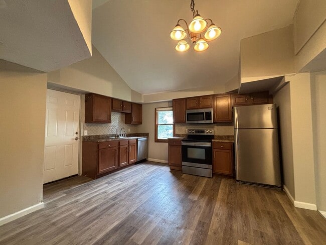 Building Photo - 3 Bedroom 1 Bath  - Single Family Home!