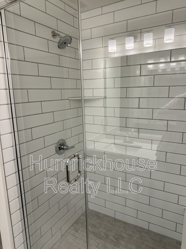 Building Photo - 1027 S Point Rd