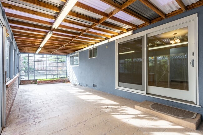 Building Photo - Beautiful & bright 3 bed / 2 Bath San Brun...