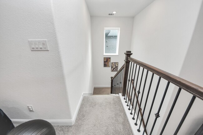 Building Photo - 10018 Knollwood Ln