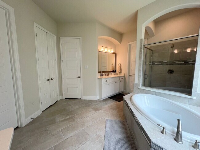 Building Photo - 5 Bed | 5 Bath | 3-Car Garage | 4,054 Sq f...