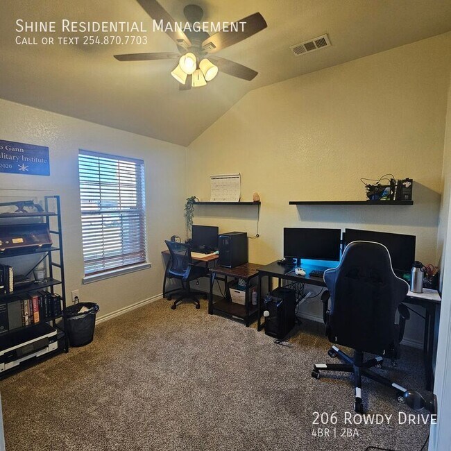 Building Photo - 206 Rowdy Dr