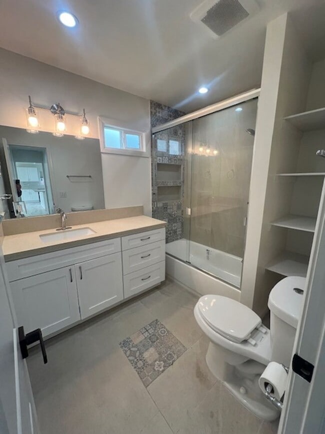 Building Photo - Beautifully renovated 3 bed 2 bath house