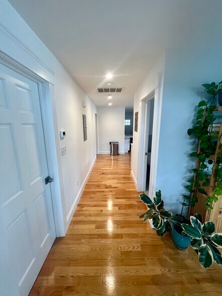 Hallway - 32 Brimmer St