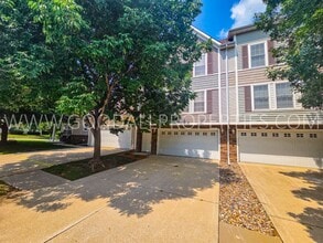 Building Photo - 2-Bedroom, 2.5-Bath Urbandale Townhome with Attached 2-Car Garage