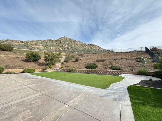 Building Photo - Beautiful 5Bd/3.5Ba Home in Cul-de-Sac in Riverside w/new Turf Back Yard and New Carpet!