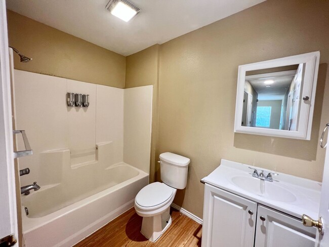 Building Photo - *MOVE IN SPECIAL* Great Location! 3 Bedroom Home Near Shopping & Dining!