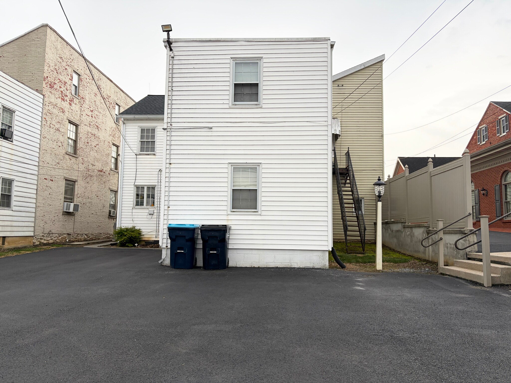 Building Photo - 19 W Main St