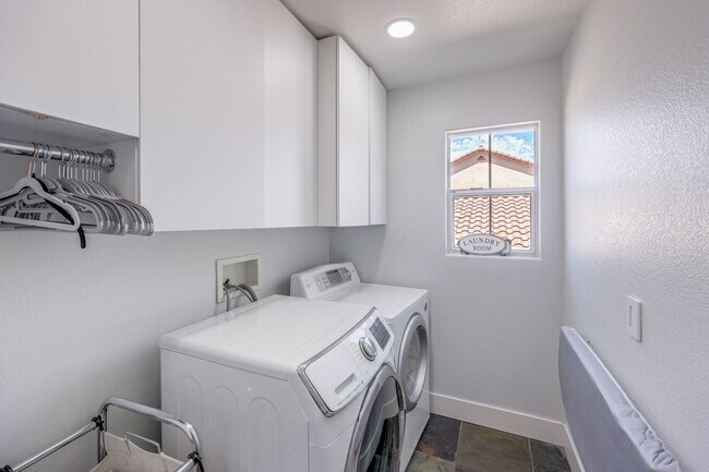 Building Photo - Newly Upgraded 4 Bedroom Home