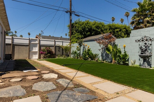 Building Photo - Lovely Home For Rent!
