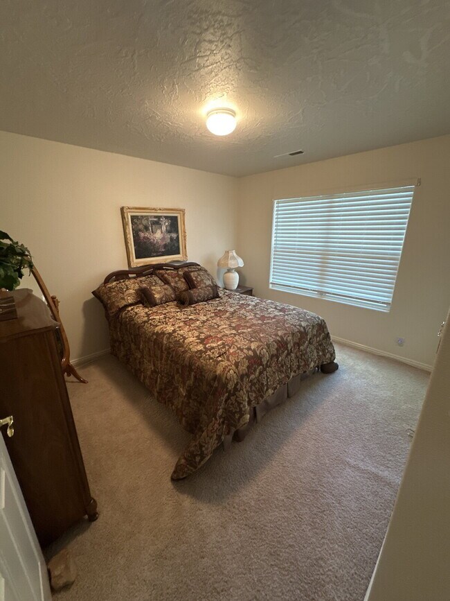 Building Photo - Furnished Quaint, Quiet Location, Centrally Located, 2 Bed 2.5 Bath