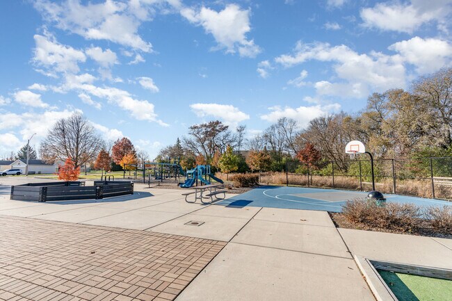 Building Photo - 355 Crestwood Ct