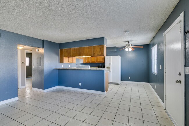 Building Photo - Charming 2-Bedroom Unit in a Well-Maintained 4-Plex!