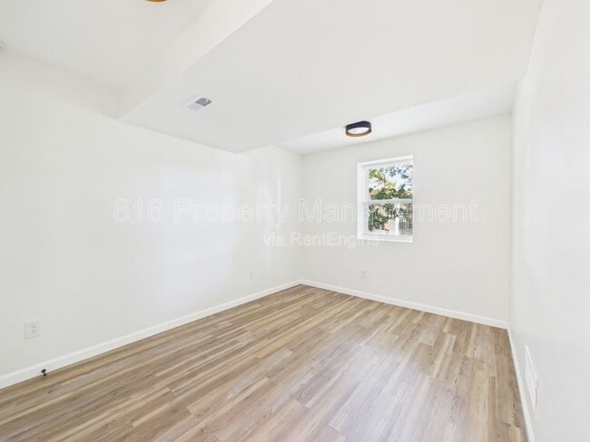 Building Photo - 633 S Fuller Ave
