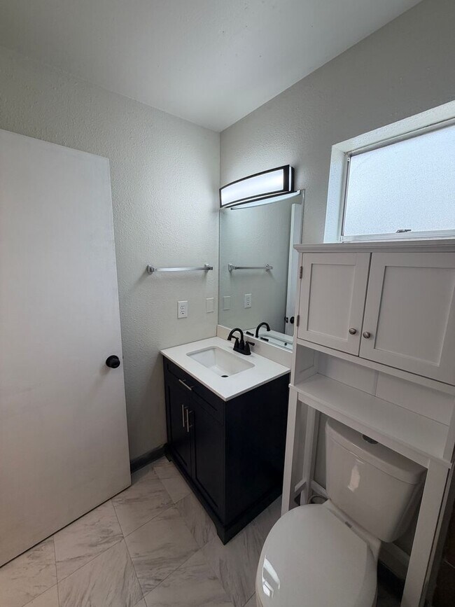 Building Photo - 3 Bedroom Updated Home Available Near Montano Rd NW & Unser Blvd NW!