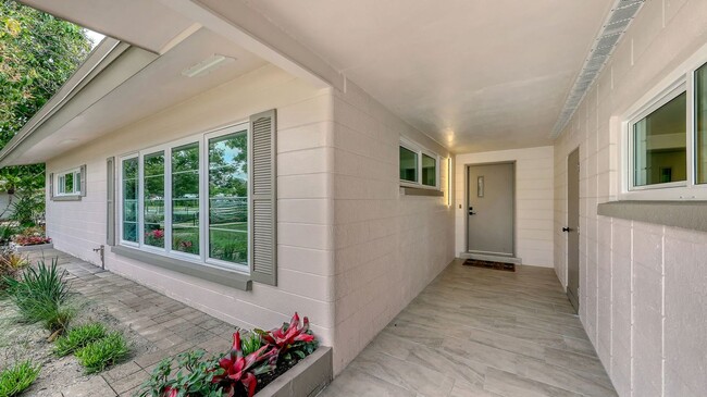 Building Photo - Lush landscaping 3 bed 2 bath home in grea...