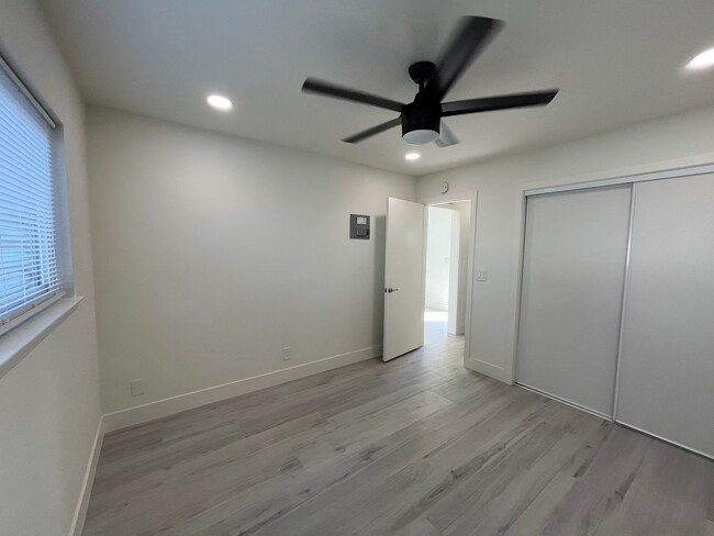 Building Photo - Beautifully Renovated Apartment Steps to t...