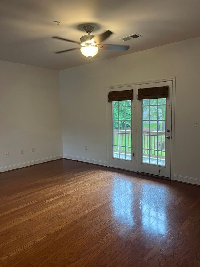 Building Photo - Available now. 3BR/3.5 BA Townhome in Ashl...
