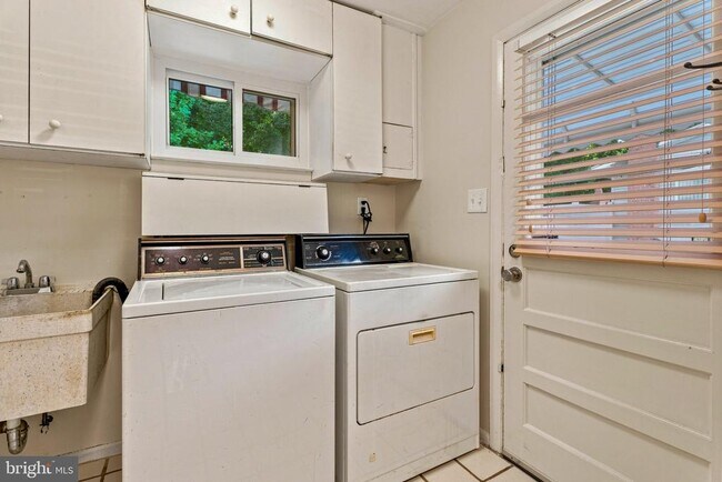 Building Photo - 4631 Hawksbury Rd