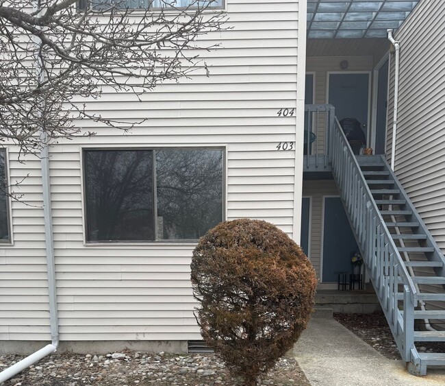 Primary Photo - 2 Bedroom, 1 Bathroom Apartment located on...