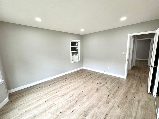 Building Photo - Charming 2 Bedroom Home Near Olivedale Par...