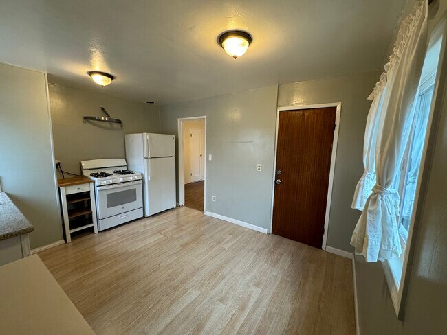 Building Photo - 2267 1/2 Ewing St