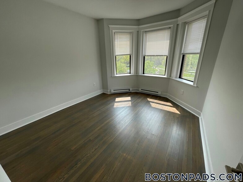 Building Photo - 81 Park Dr
