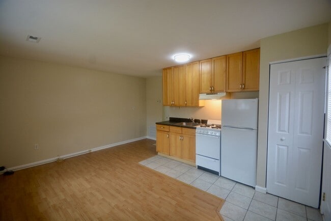 Building Photo - Great - 1 BEDROOM - Bright Open Floor Plan !!