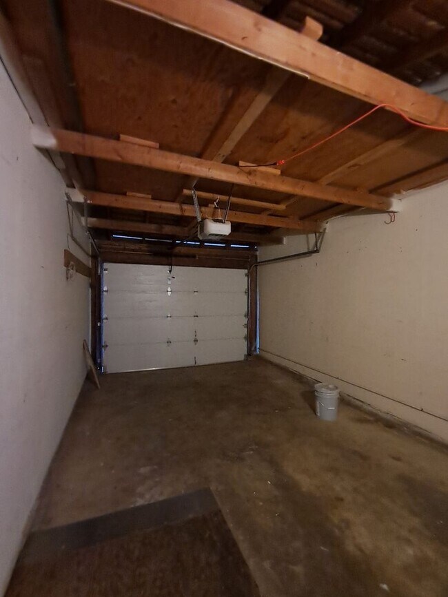 Building Photo - Roseville 2 Bedroom Duplex, New Carpet, Central Heat and Air, Large Fenced Yard