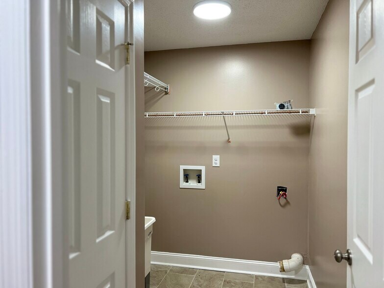 Building Photo - 112 Creekview Trl