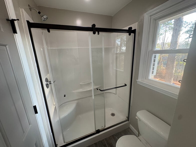 Building Photo - 404 Lake Front Dr