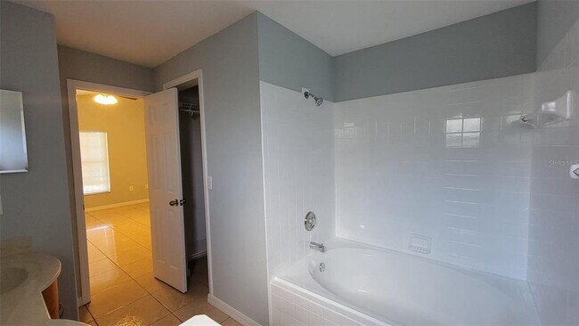 Building Photo - 2467 Quail Run Blvd N