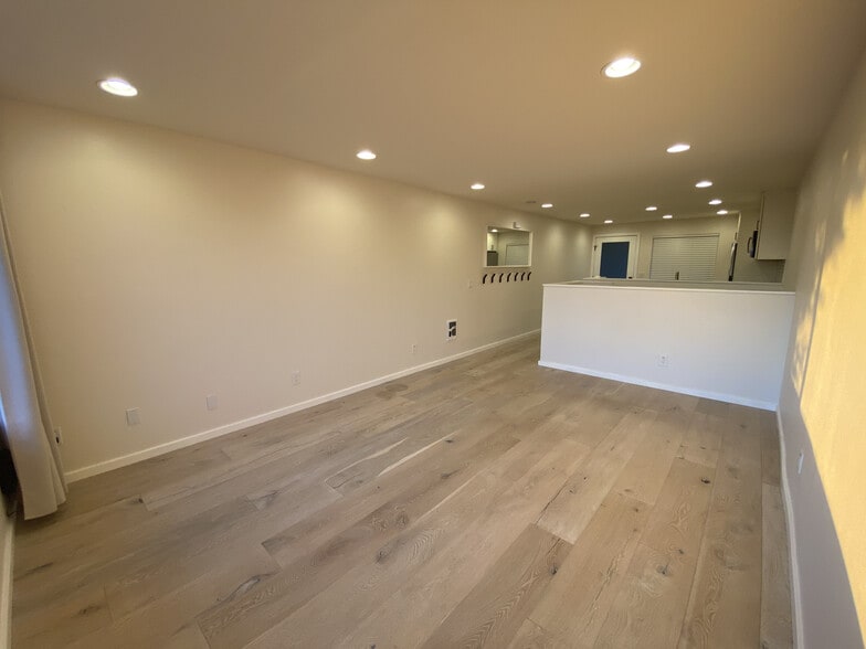 Living/dining - 4253 Palatine Ave N