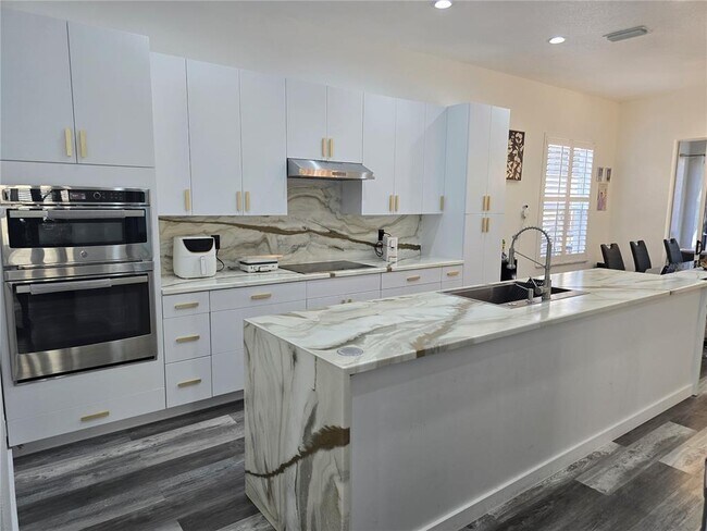 Building Photo - 8111 Santa Rosa Ct