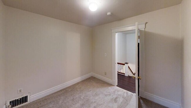 Building Photo - 802 E Kingsley St